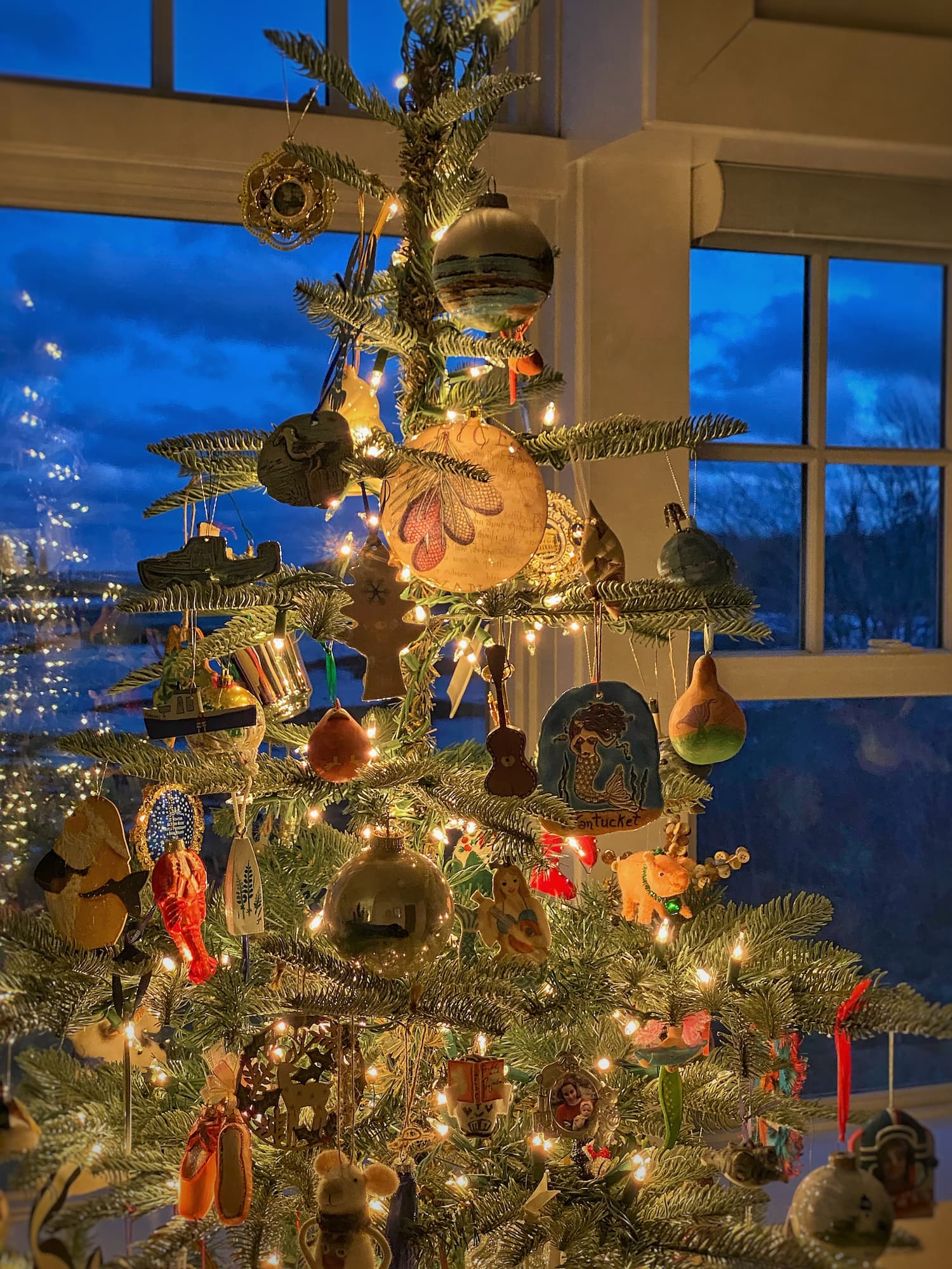 My Cozy Christmas Bedroom Tree Full of Memories - Molly in Maine, image size:1500x2000